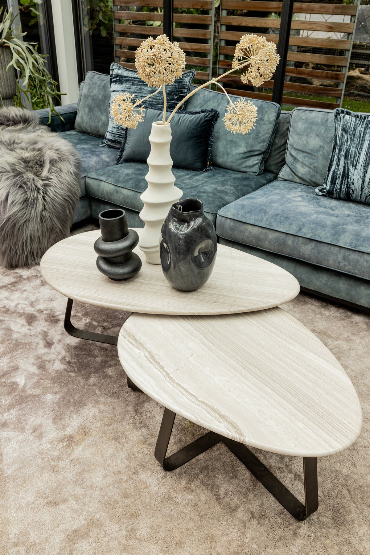 Mesa de centro Muka alta base gris oscuro mármol blanco PTMD