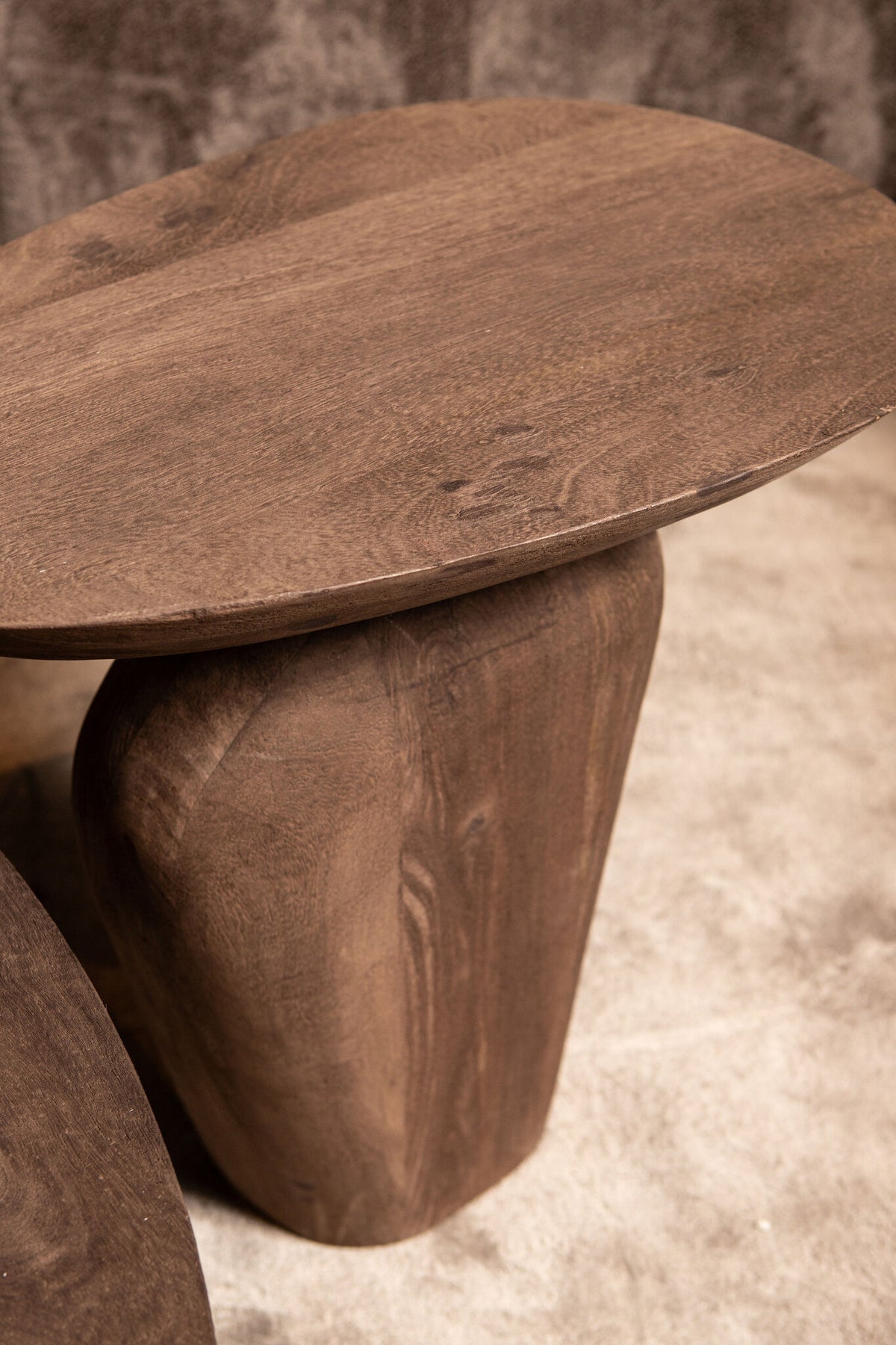 Mesa auxiliar Harshad de madera de mango marrón, forma orgánica, PTMD
