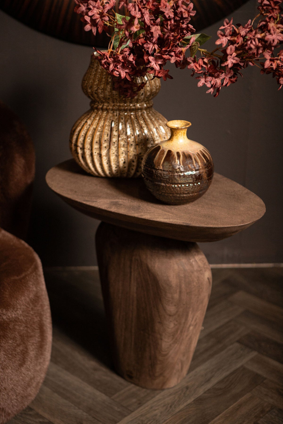 Mesa auxiliar Harshad de madera de mango marrón, forma orgánica, PTMD