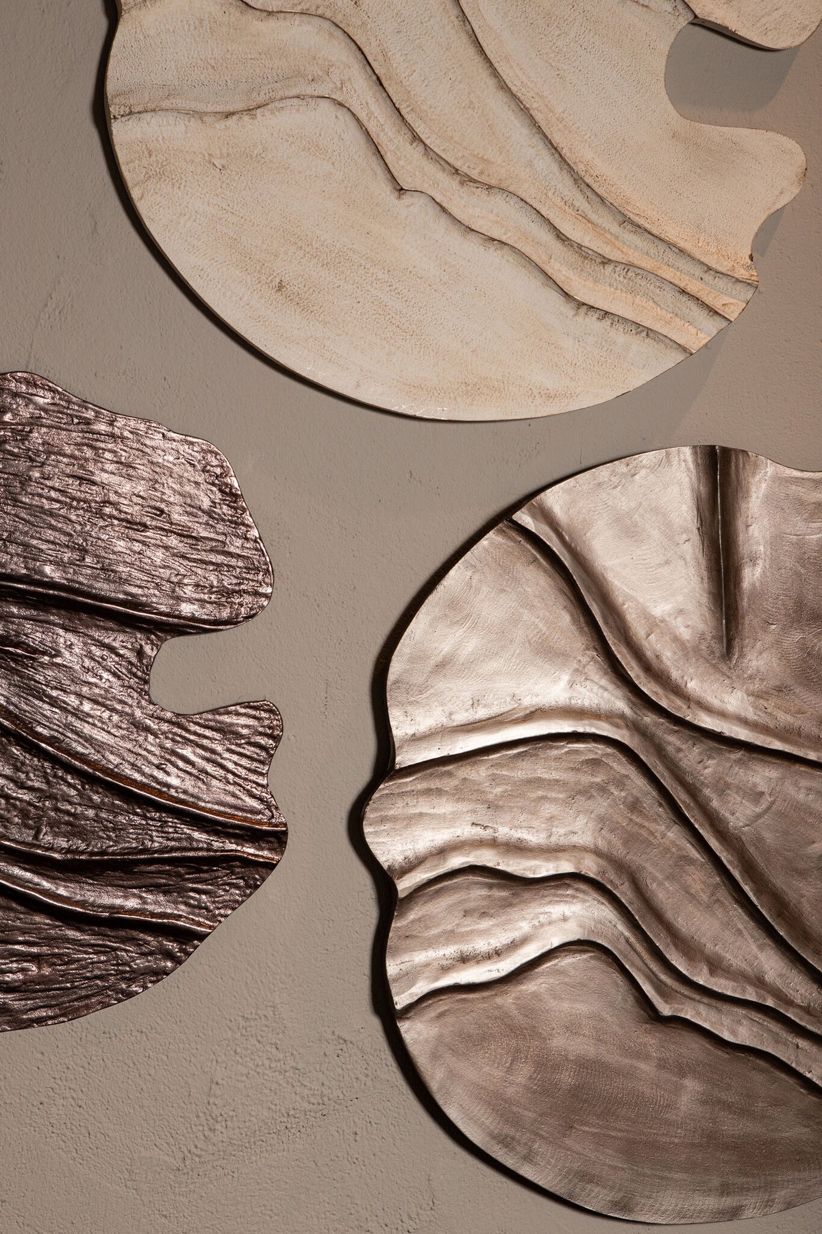 Panel de pared de aluminio Samraj con acabado de bronce fundido y estructura ondulada PTMD