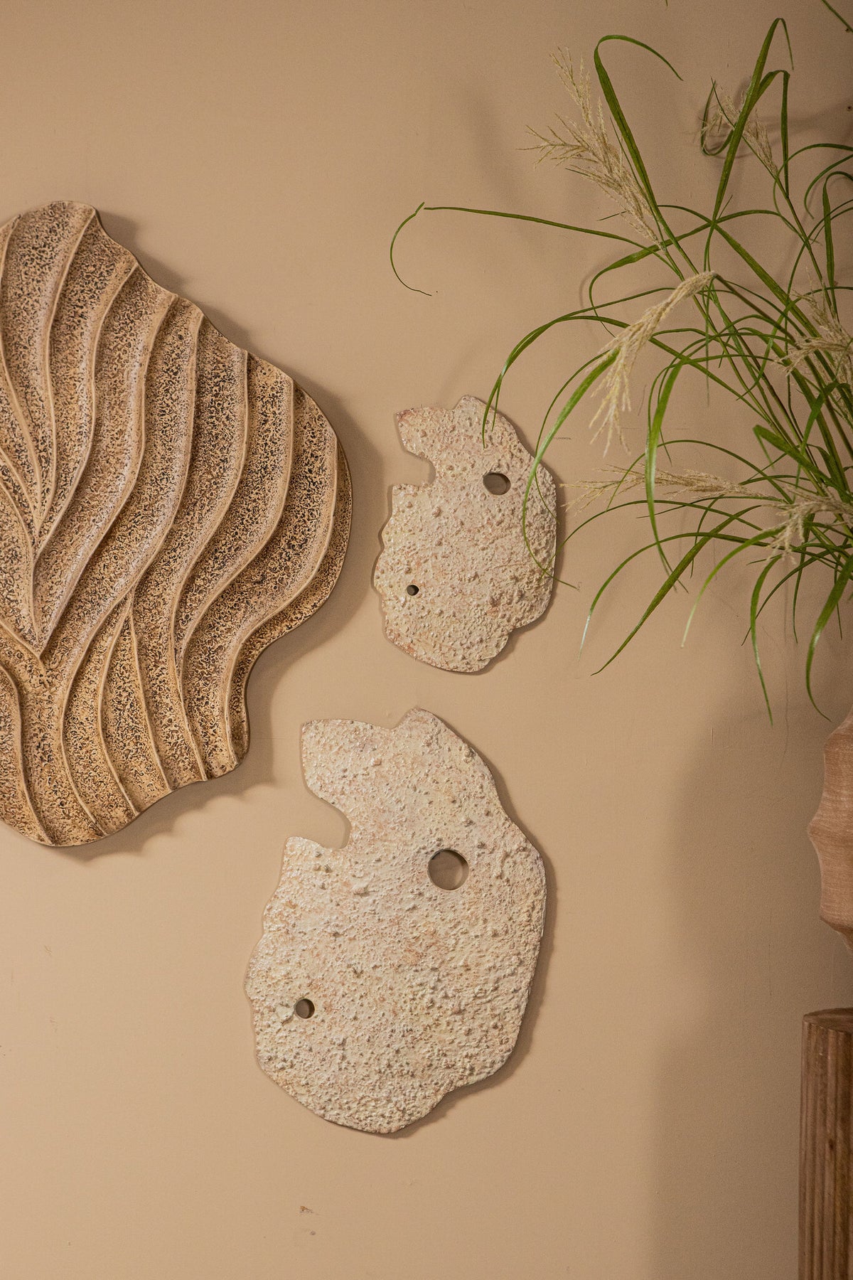 Panel de pared Enrike de aluminio fundido en bruto beige grande PTMD