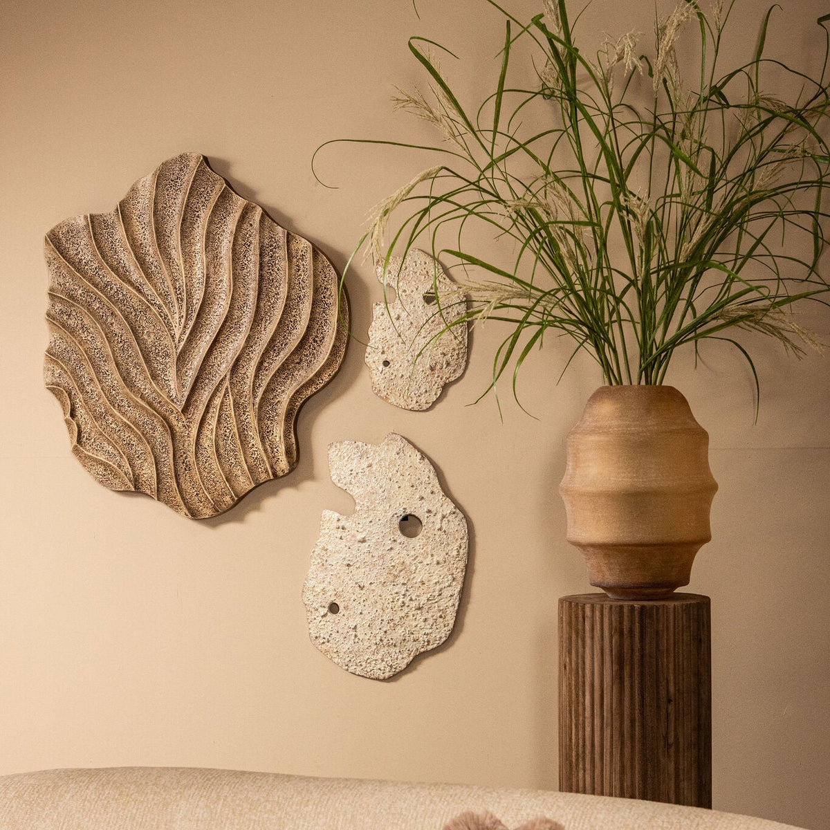 Panel de pared Enrike de aluminio fundido en bruto beige grande PTMD