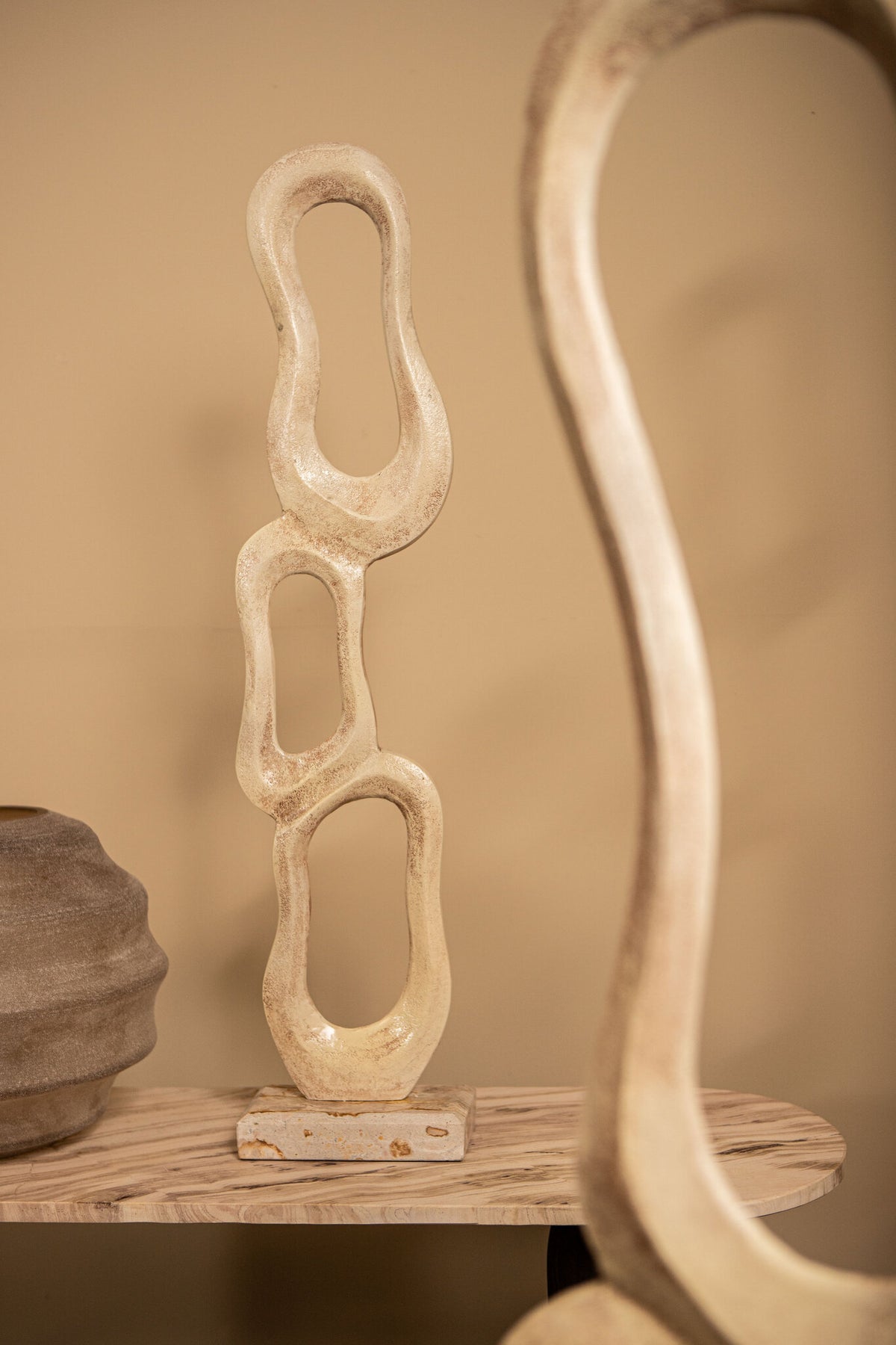 Figura Camare Diseño Abstracto Aluminio Fundido Beige Mediana PTMD