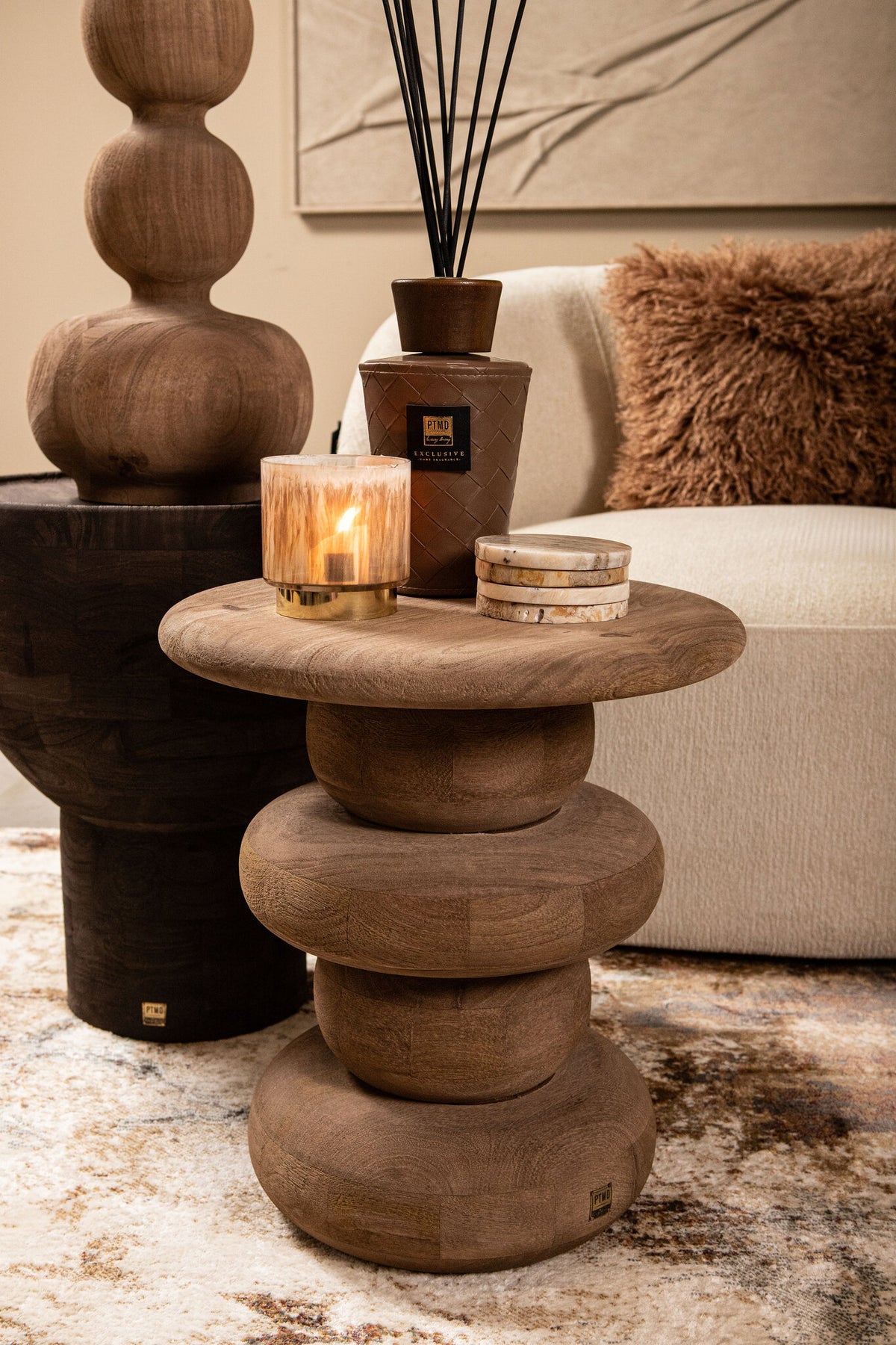 Mesa auxiliar redonda Keven de madera de mango acanalada natural PTMD