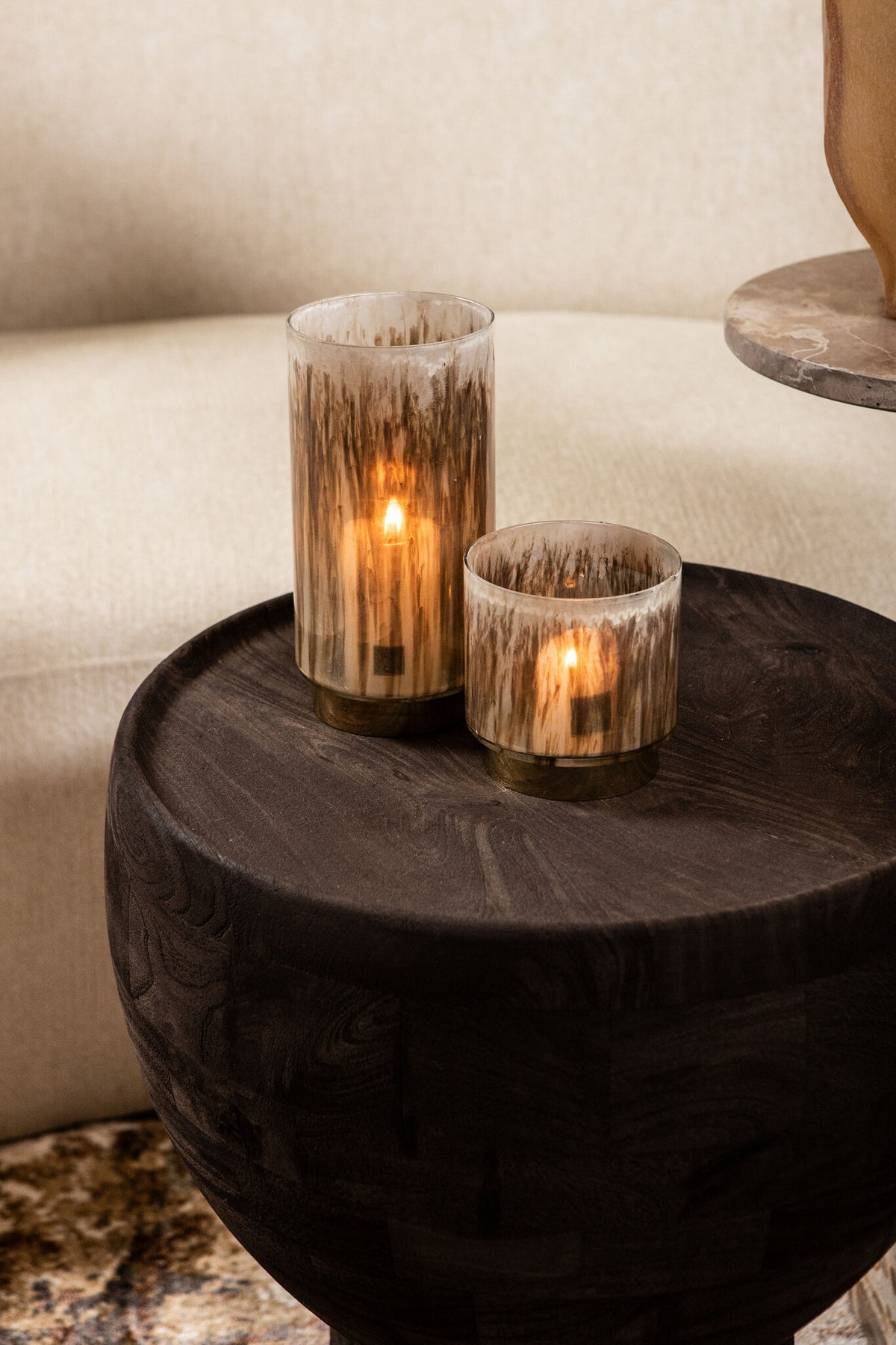 Mesa auxiliar Erno de madera de mango marrón con base redonda PTMD