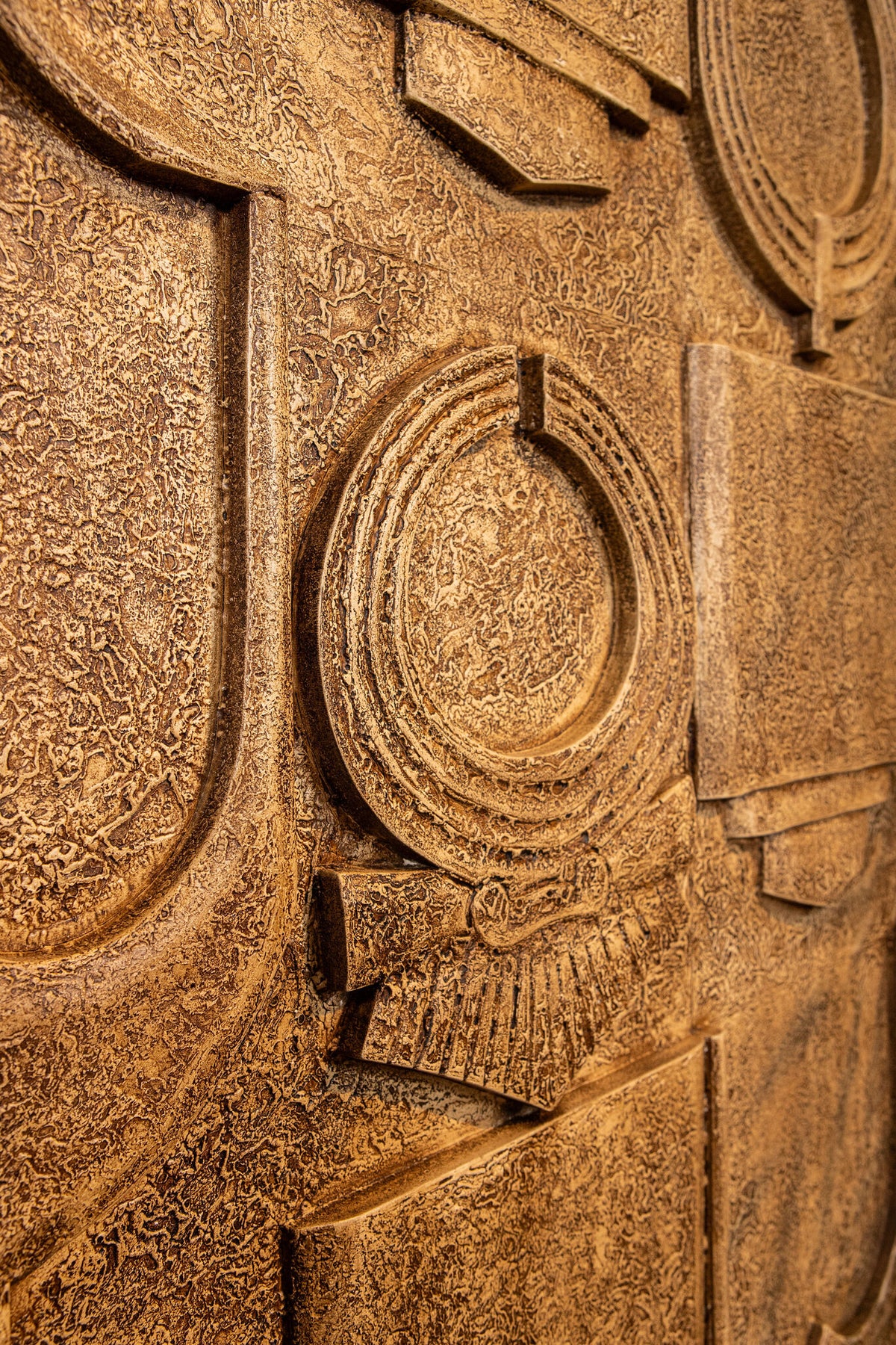Panel de pared antiguo Saku de MDF beige con símbolos antiguos PTMD