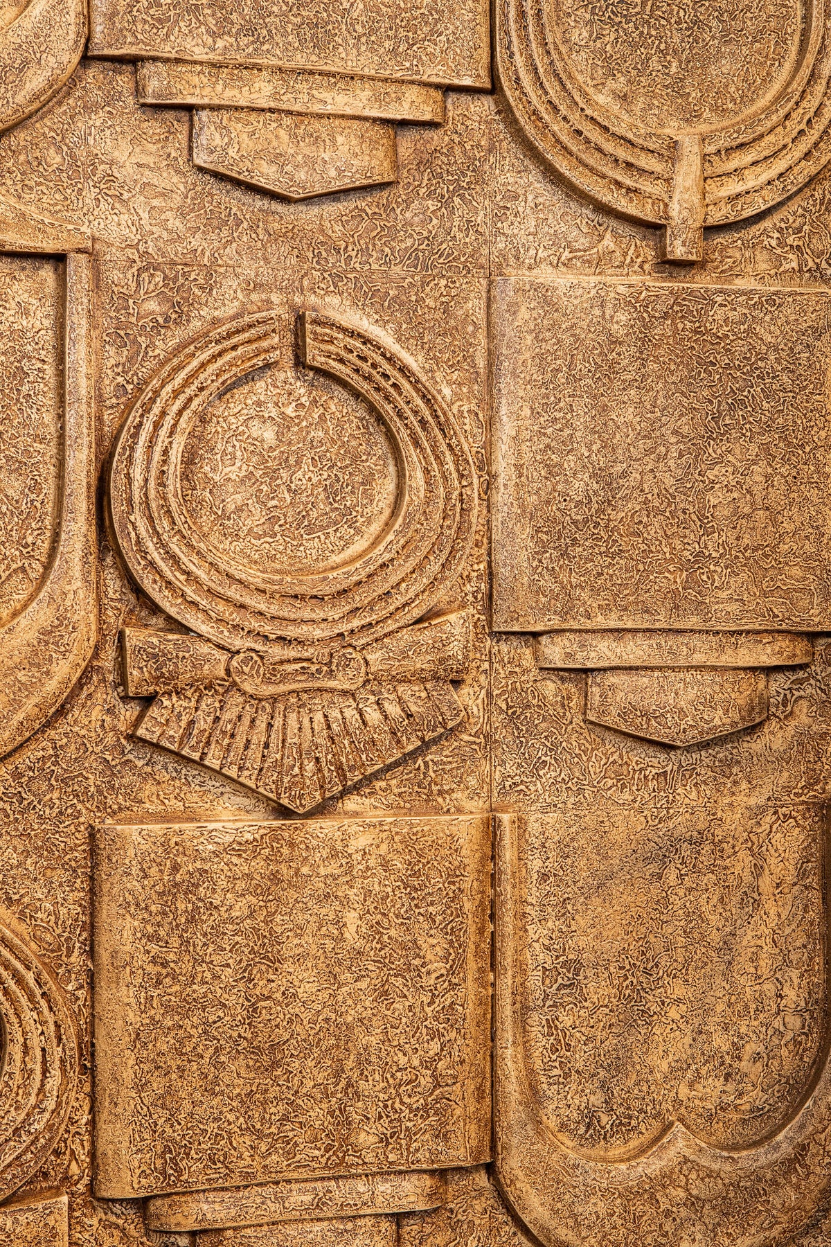 Panel de pared antiguo Saku de MDF beige con símbolos antiguos PTMD