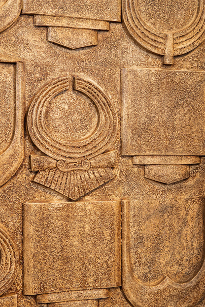 Panel de pared antiguo Saku de MDF beige con símbolos antiguos PTMD