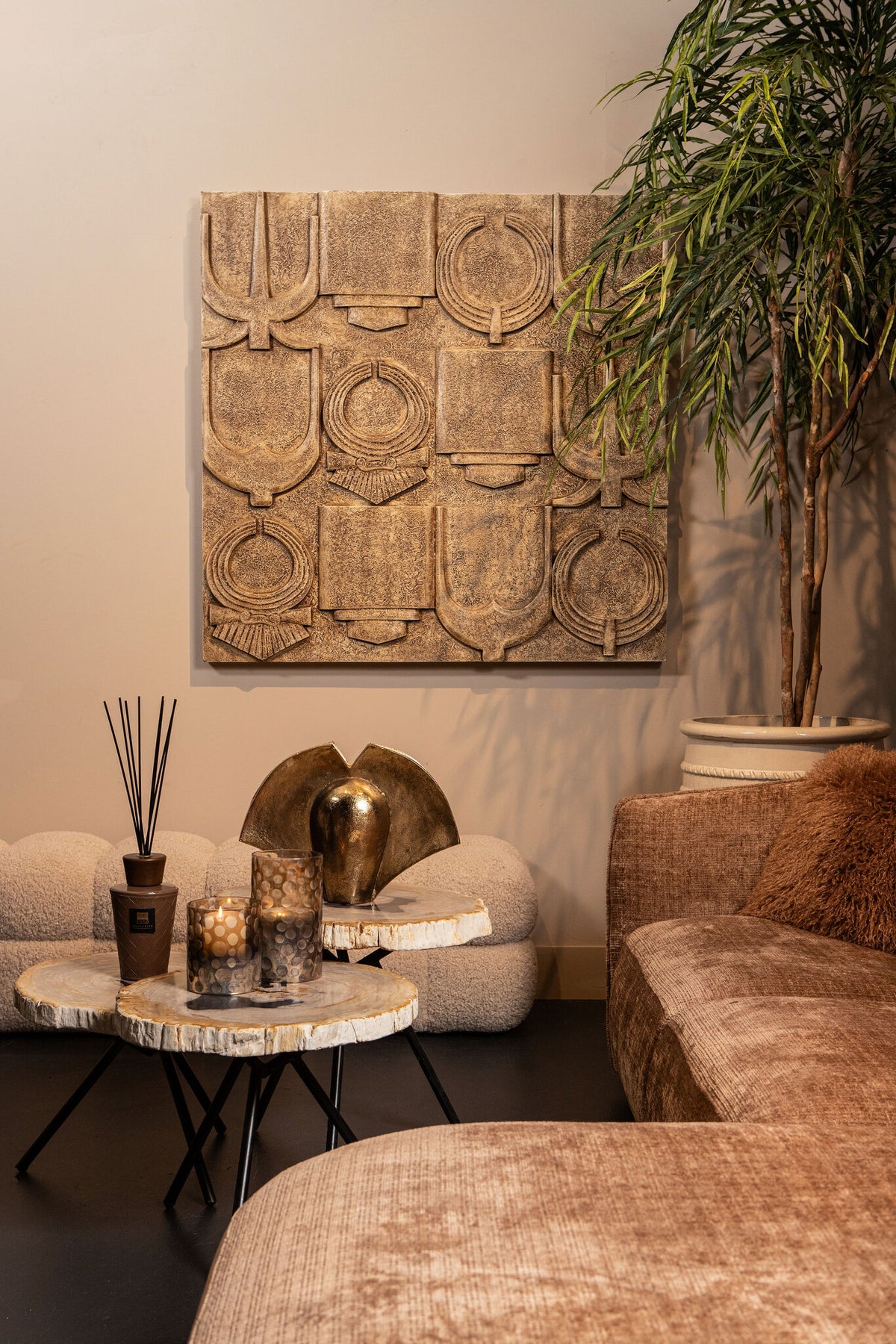 Panel de pared antiguo Saku de MDF beige con símbolos antiguos PTMD