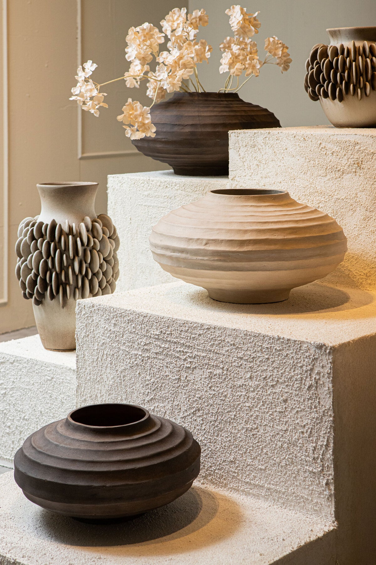 Kody Beige Stone Wash maceta acanalada de aluminio fundido M PTMD