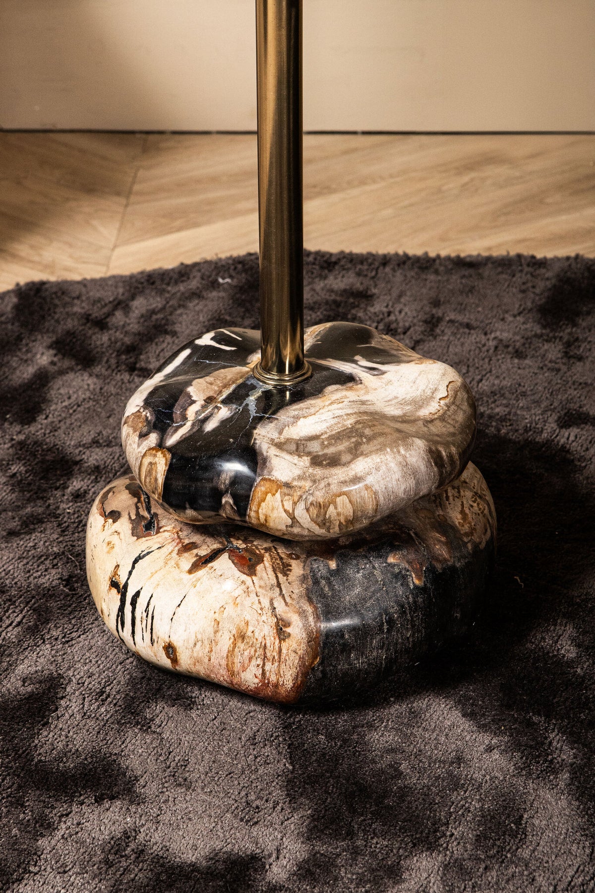 Mesa auxiliar de doble base de madera petrificada natural Wane PTMD