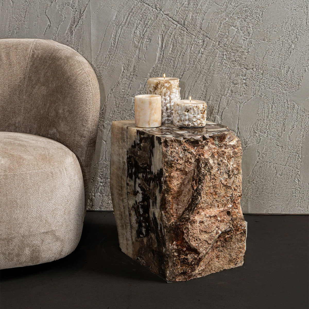 Mesa de centro Keydan de ónix natural y lapislázuli con borde en bruto PTMD