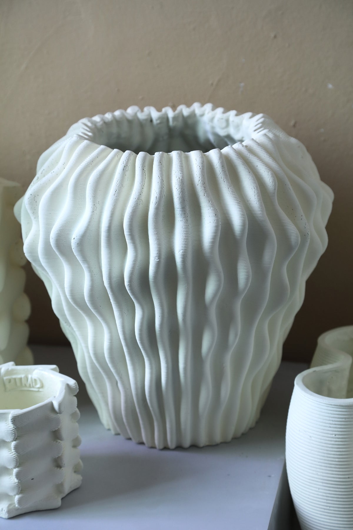 Jarrón redondo Barren de cemento blanco con patrón ondulado 3D L PTMD