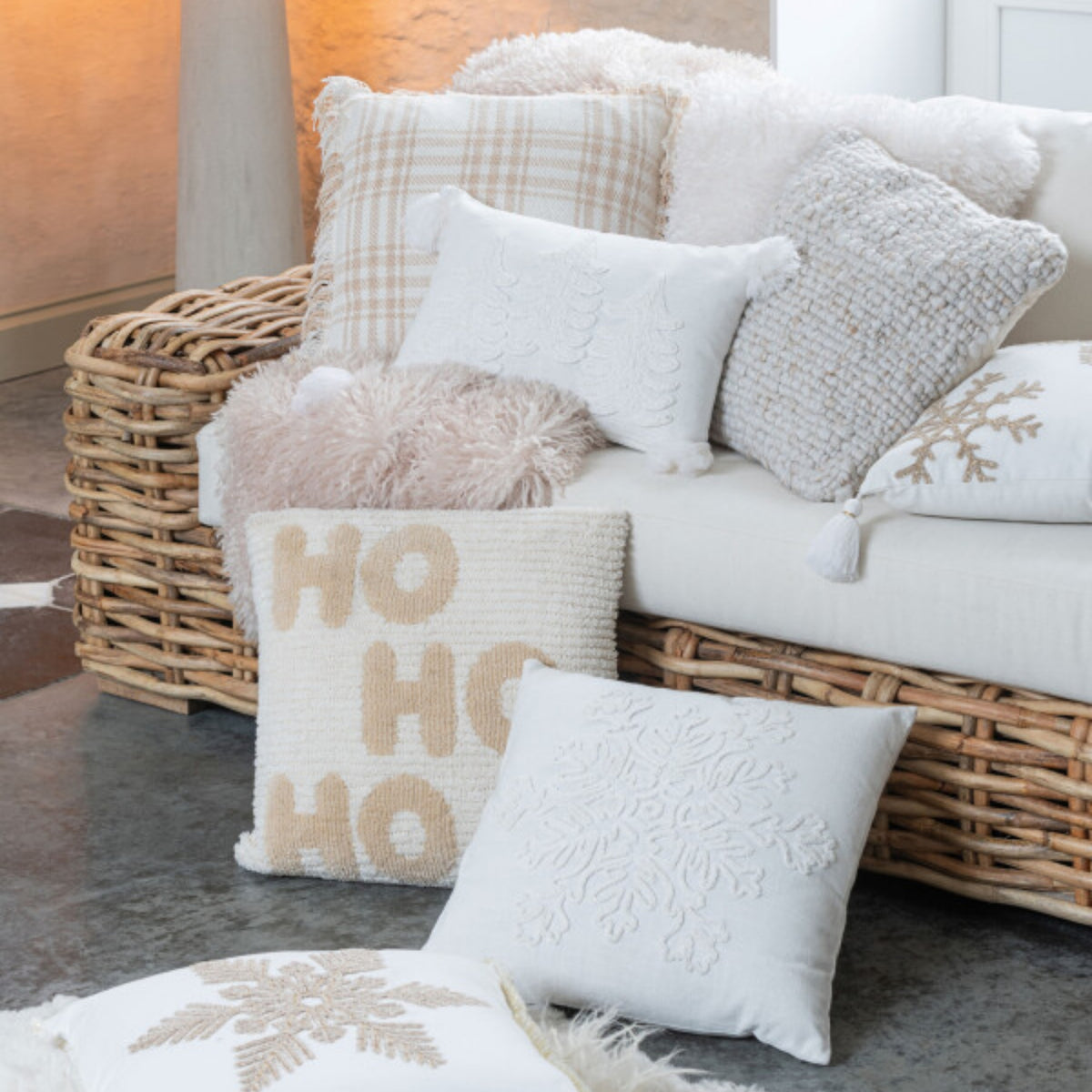 Pack navideño de plaid y cojines navideños HoHoHo beige/blanco J-Line