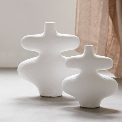 Vaas La Femme van MUST Living, witte vezelcement vaas met vrouwelijk silhouet in een rustig interieur