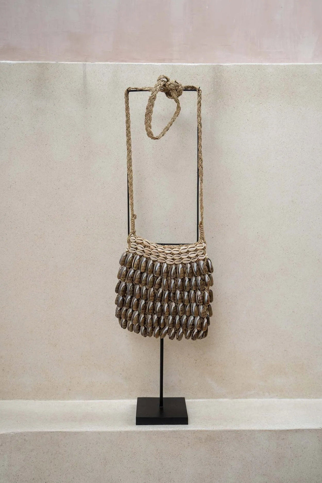 El bolso Shell de pie