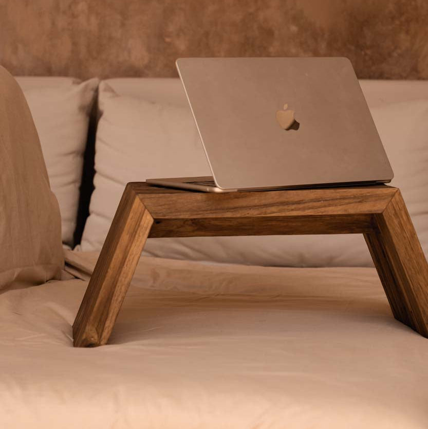La mesa para portátil Ashley Cocoon Natural Bazar Bizarr