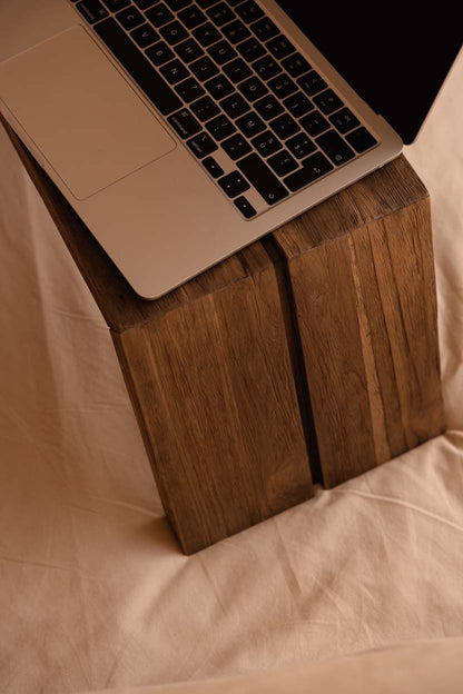 La mesa para portátil Ashley Cocoon Natural Bazar Bizarr
