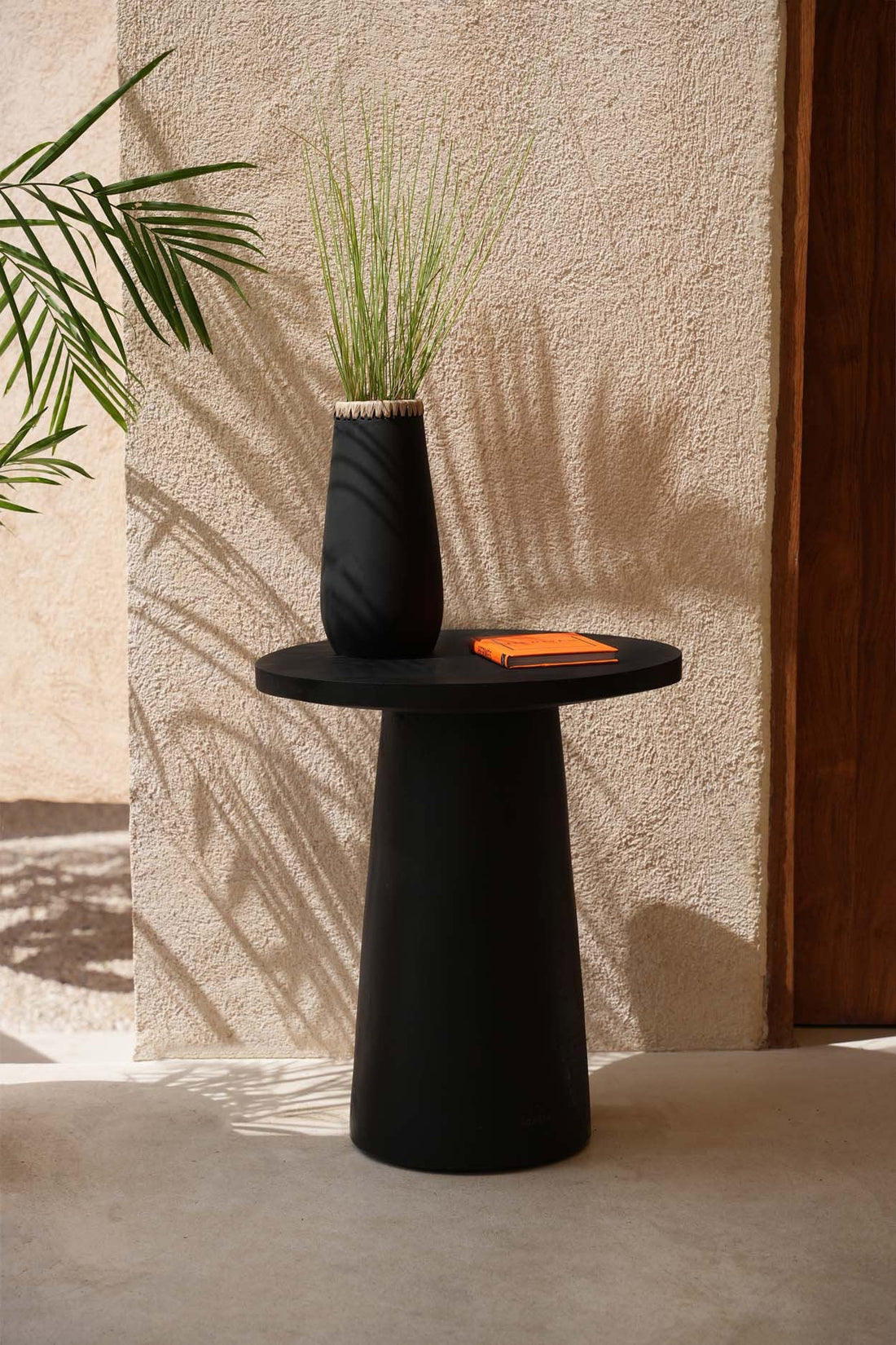 La mesa auxiliar Timber Conic negra 50 Bazar Bizar