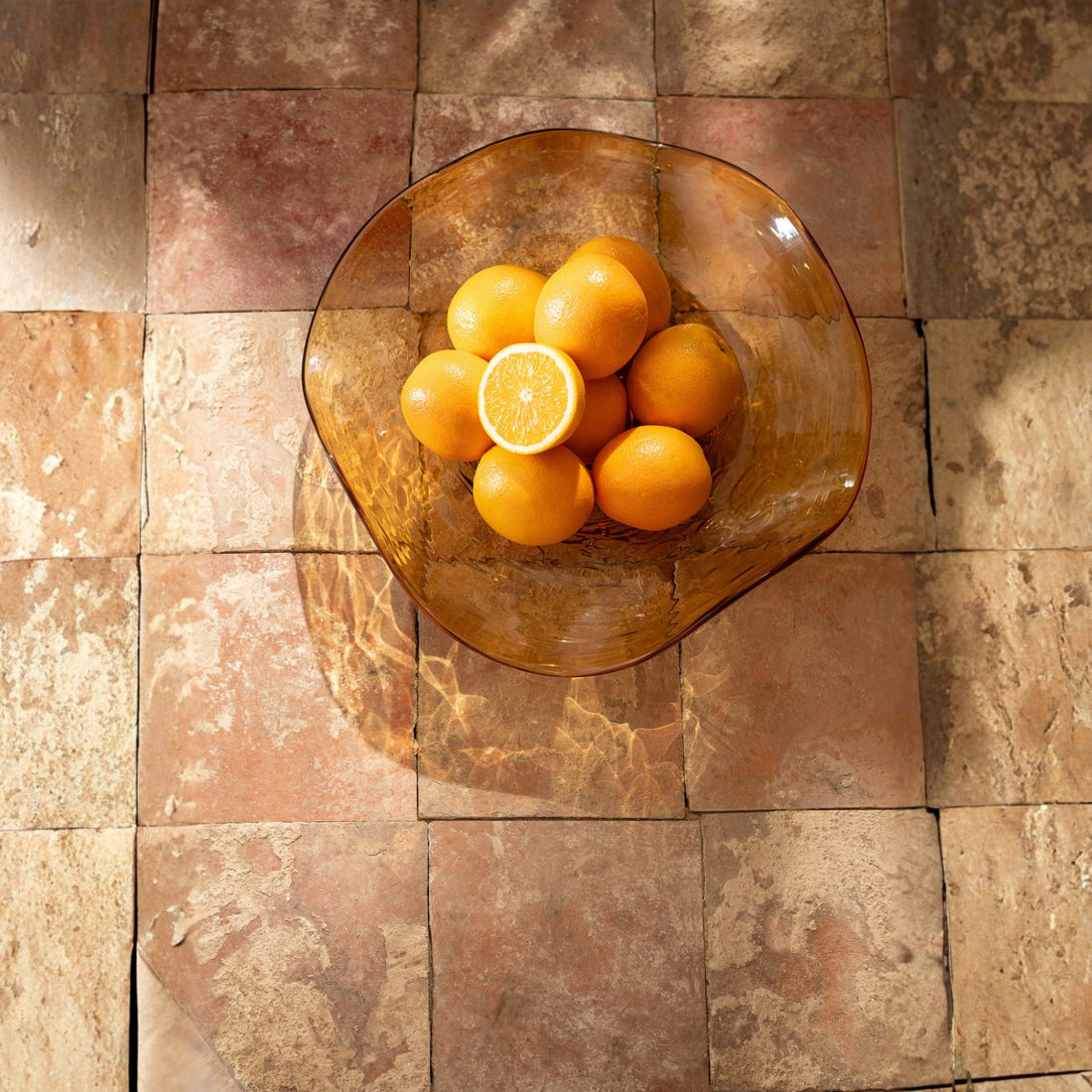 Plato decorativo irregular de vidrio Caramel J-Line