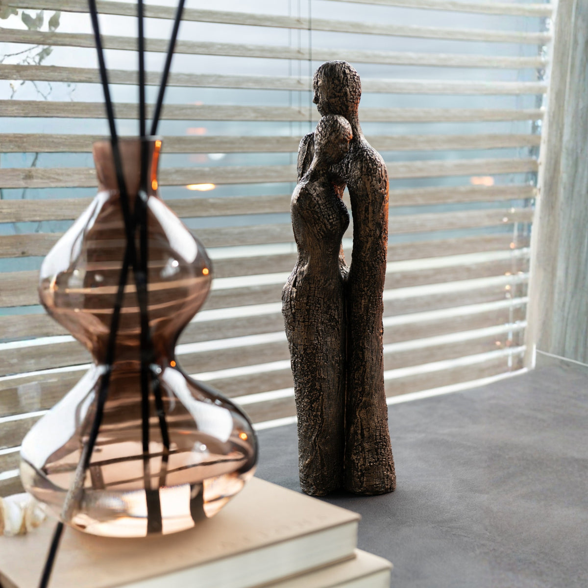 Figura de pareja para abrazar, moderna, de resina marrón/dorada, J-Line