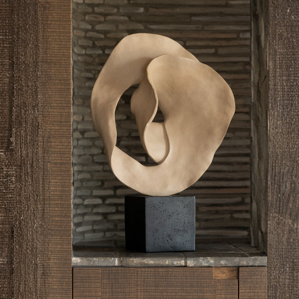 Deco Abstracto Sobre Pedestal Resina Beige/Negro J-Line