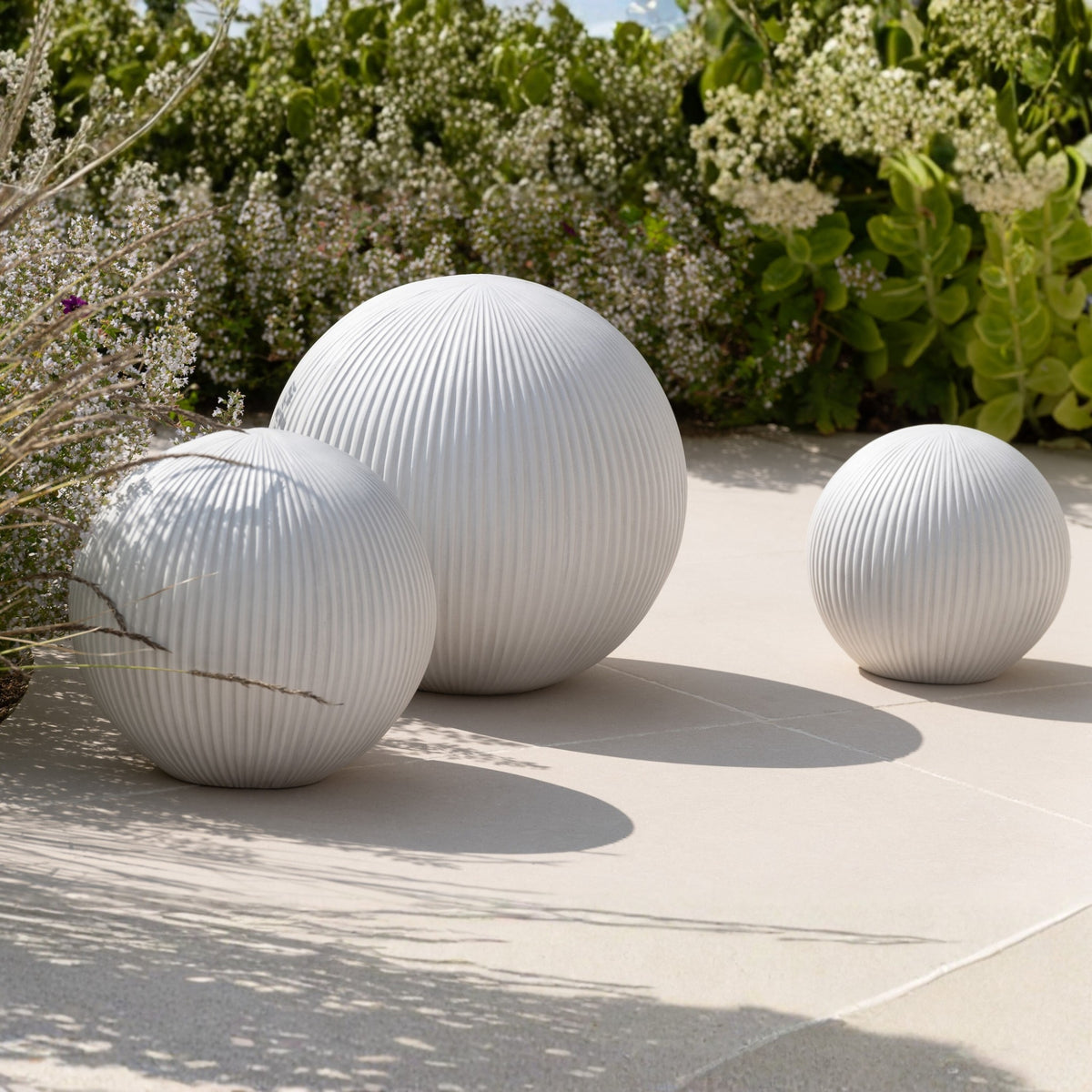 Bola decorativa de arcilla blanca mediana 31,5x31,5x29,5cm