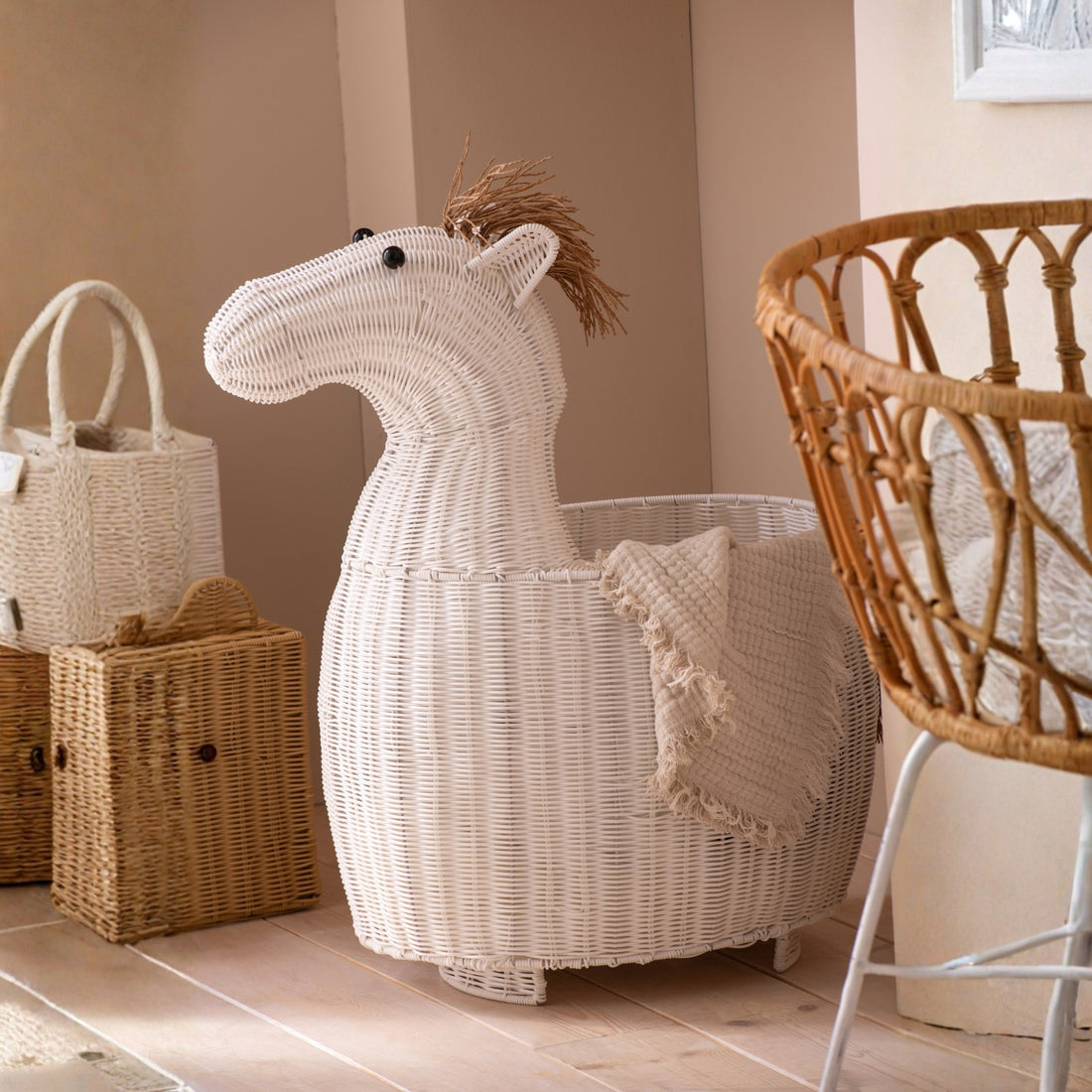 Cesta Caballo Plástico Blanco J-Line