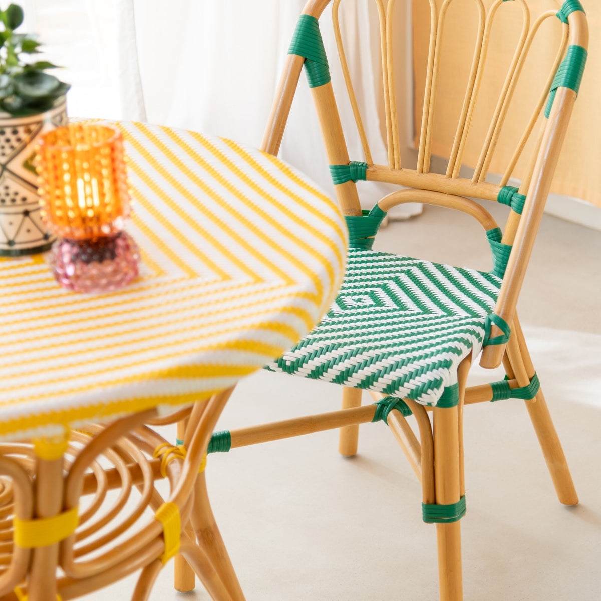 Mesa de comedor de ratán amarillo/blanco J-Line