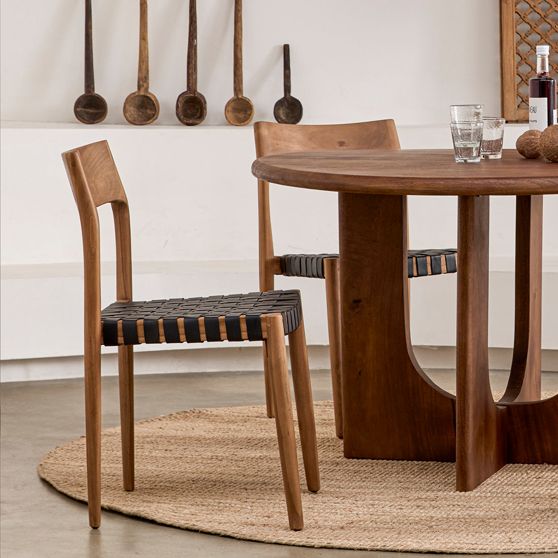 Silla de comedor de teca Freya sin reposabrazos, cuero negro, juego de 2, Raw Materials