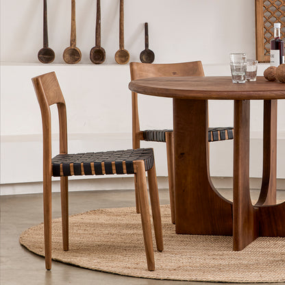 Silla de comedor de teca Freya sin reposabrazos, cuero negro, juego de 2, Raw Materials