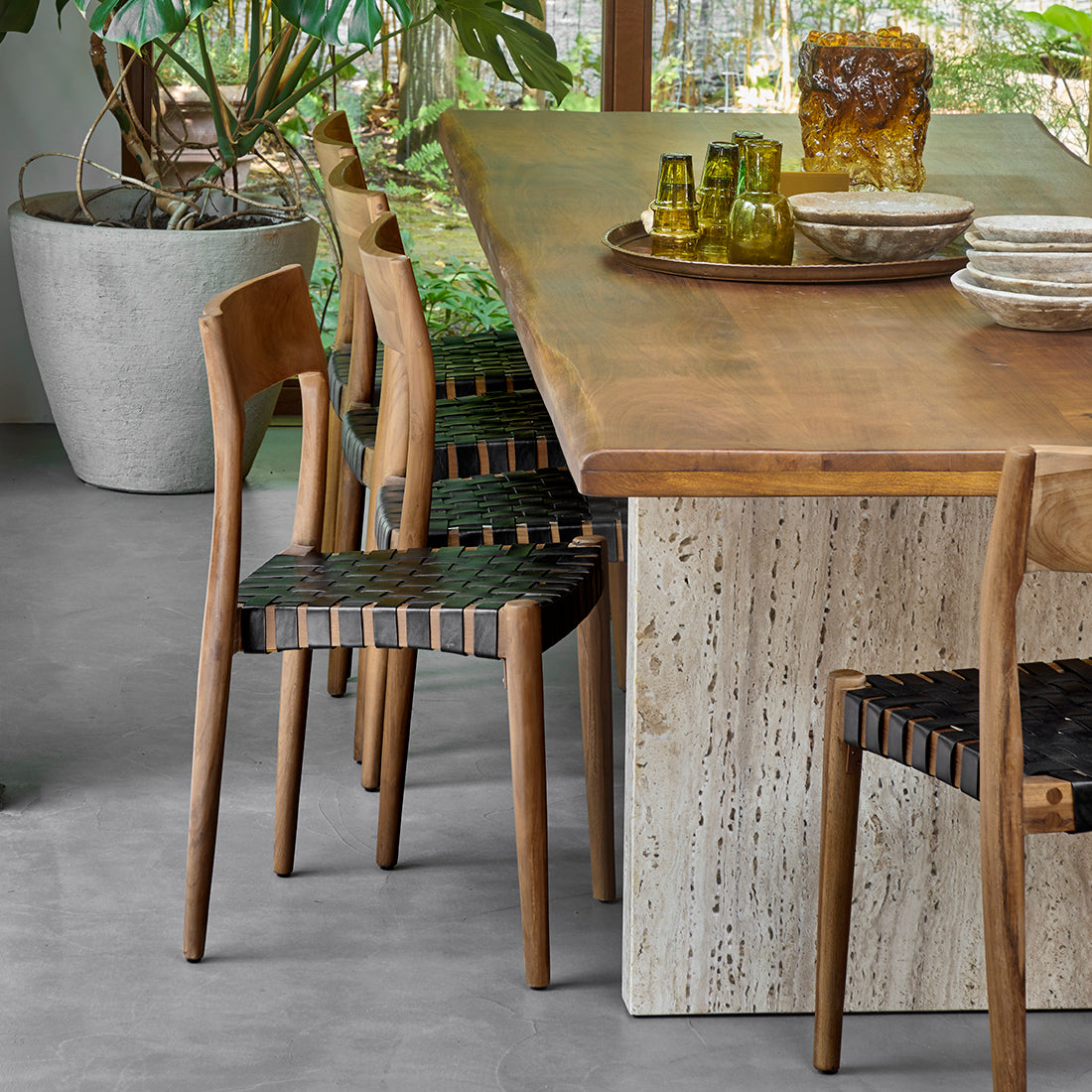 Silla de comedor de teca Freya sin reposabrazos, cuero negro, juego de 2, Raw Materials