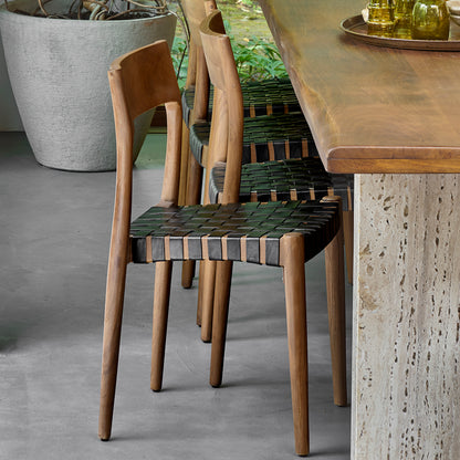 Silla de comedor de teca Freya sin reposabrazos, cuero negro, juego de 2, Raw Materials