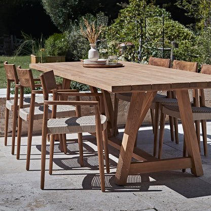 Silla de comedor de teca Freya con reposabrazos, color natural, juego de 2, Raw Materials
