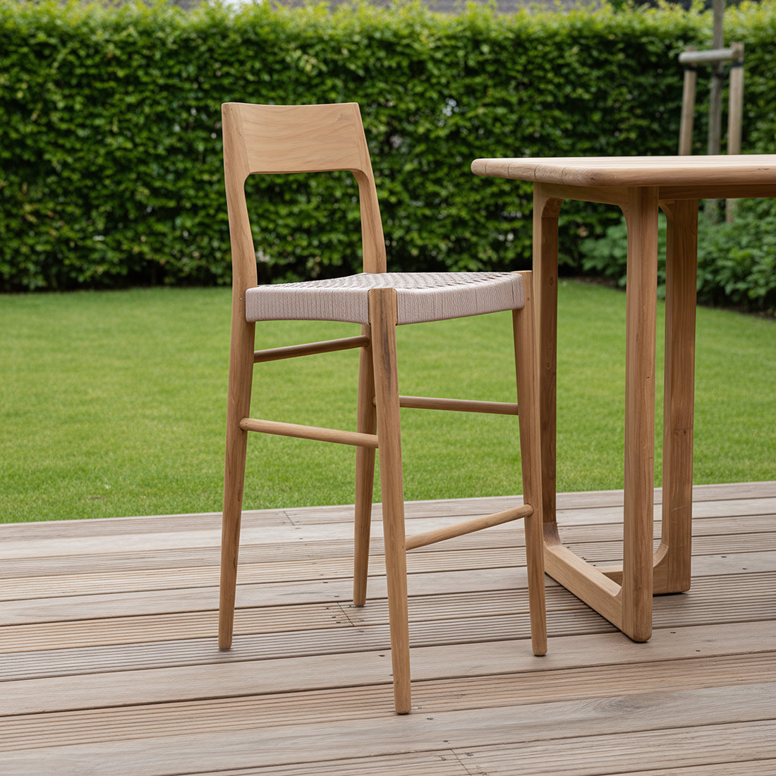 Taburete de bar Freya de madera de teca para exteriores Raw Materials