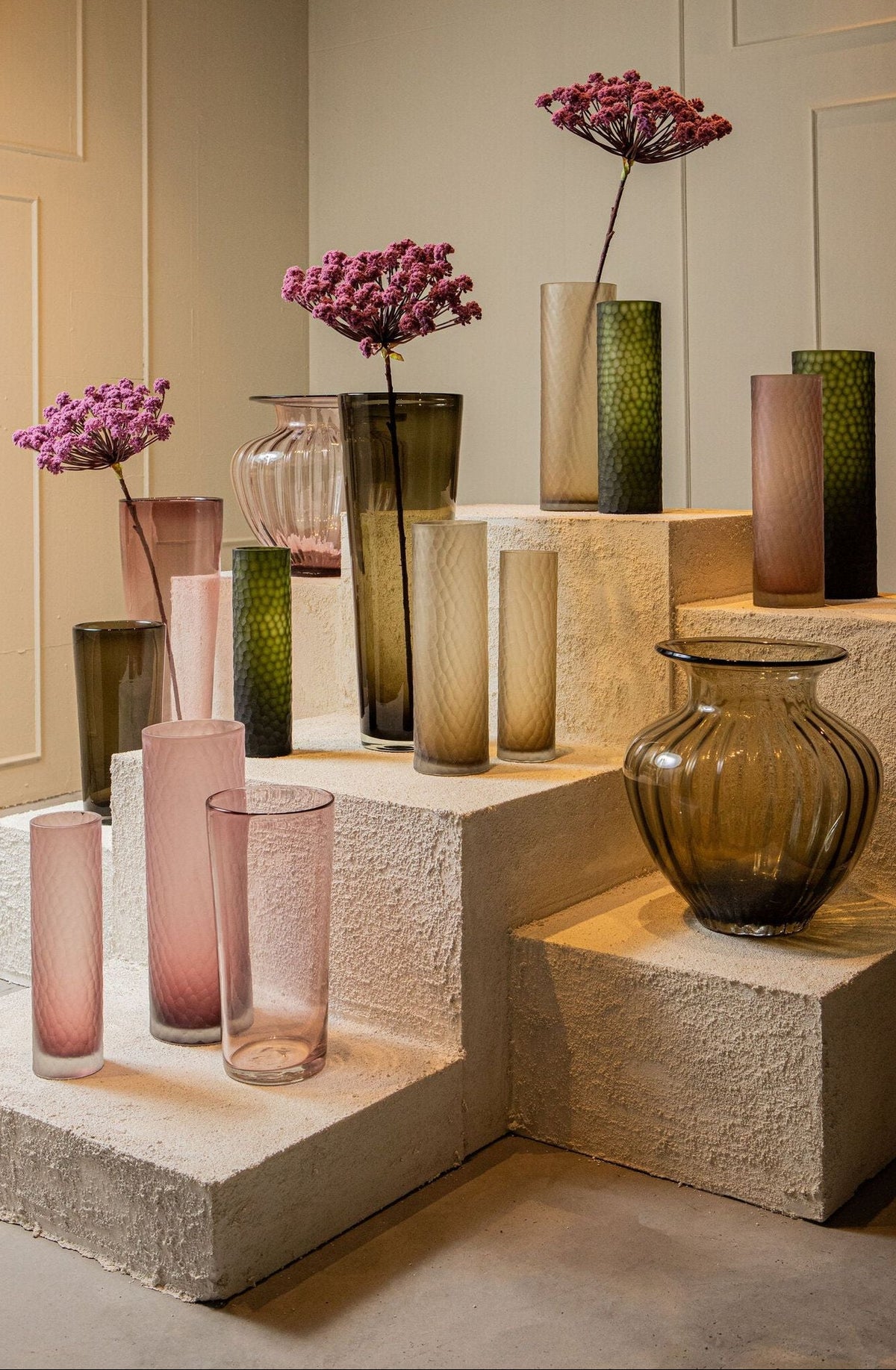 Alani Kandelaar Marmer Beige Geribbeld Large van PTMD, geribbelde kandelaar in een sfeervol interieur