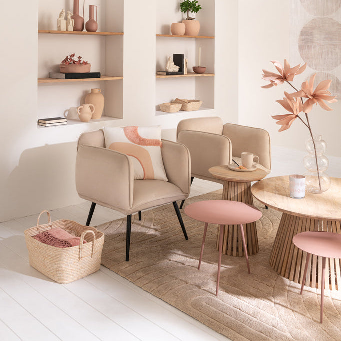 Bijzettafel en salontafel Vincent naturel van J-Line in een lichte zithoek met roze fauteuils