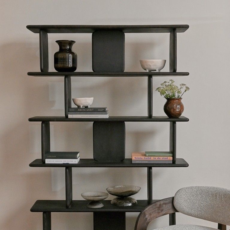 Boekenkast Matteo Teruggewonnen Hout Donkerbruin van Pomax, gestyled met decoratie in een warm interieur