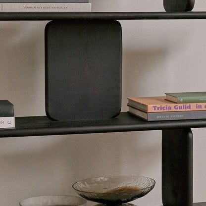 Boekenkast Matteo Teruggewonnen Hout Donkerbruin van Pomax, sfeerfoto met boeken en accessoires op de planken