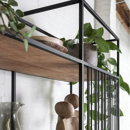 Boekenrek Barra Small van DTP Home tegen een muur geplaatst in een interieur