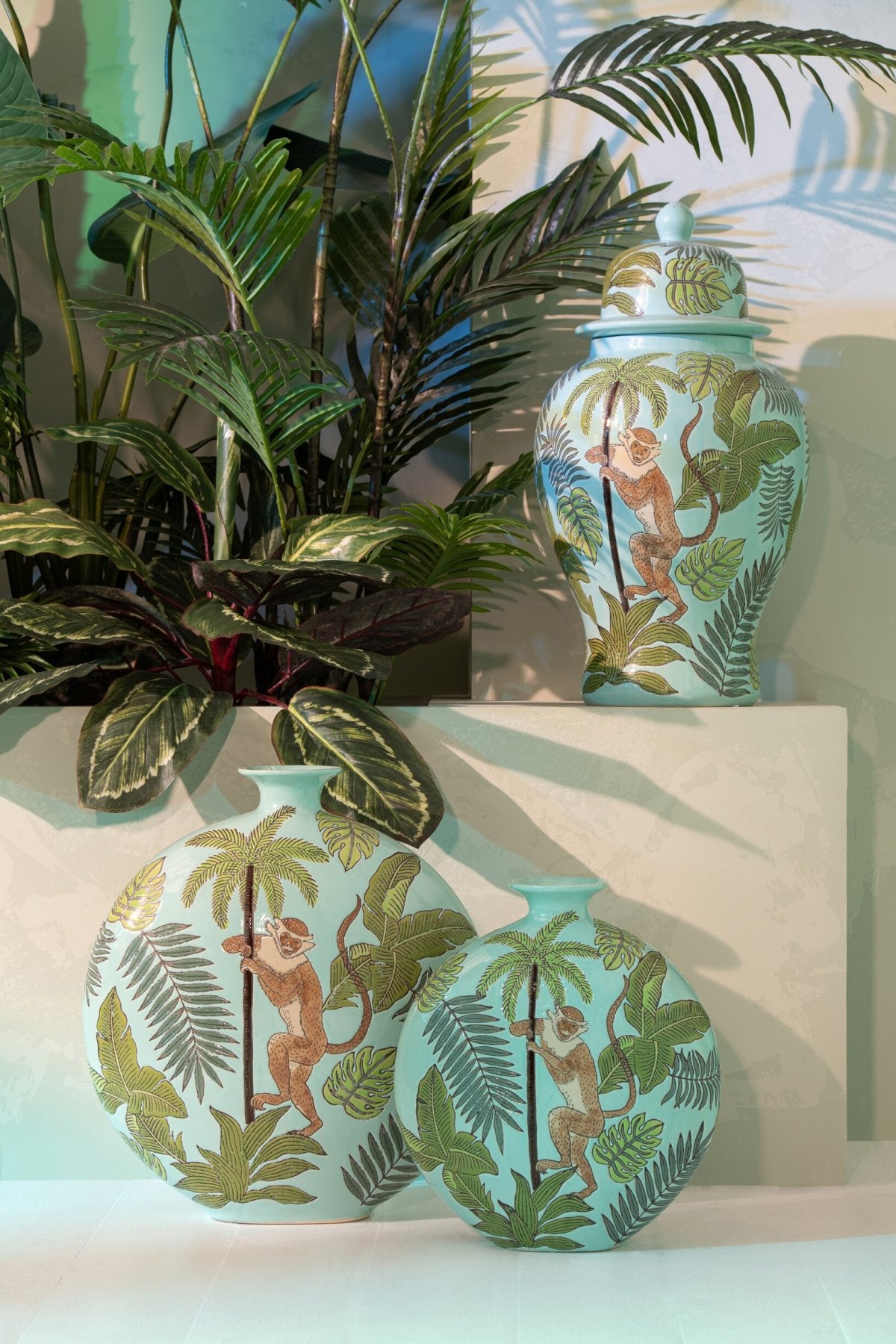 Sfeerfoto van de decoratieve kruik aap van J-Line in het interieur
