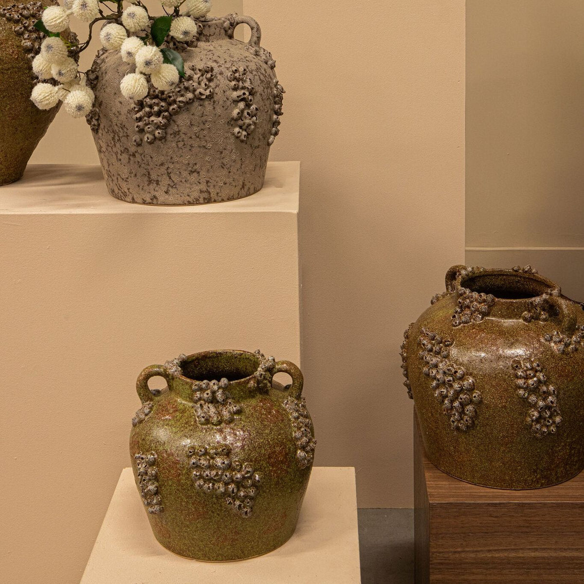 Deisy Green Ceramic Jar Shaped Vase Rough Coral S van PTMD, gestyled met decoratie in een woonkamer