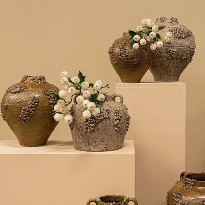 Deisy Green Ceramic Jar With Handles Rough Coral S van PTMD, sfeerbeeld van de pot met ruwe koraalstructuur
