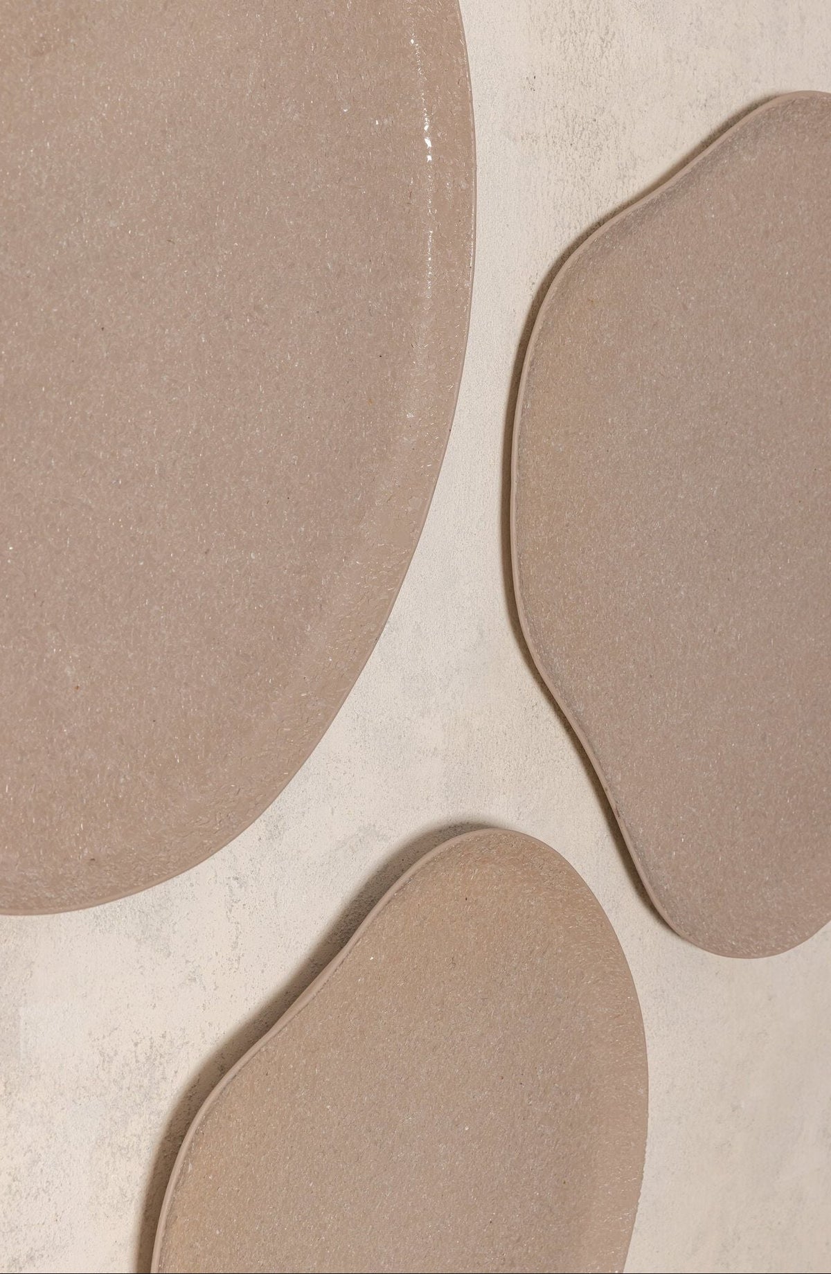 Dezia Wandpaneel Beige Mozaïek Large van PTMD, ijzeren wandpaneel met beige mozaïek gestyled in een woonsfeer