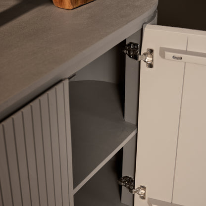 Detail van de afgeronde zijkant en deur van dressoir Solana taupe