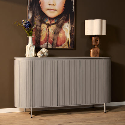 Dressoir Solana taupe van Starfurn met lamp en decoratie in een sfeervolle woonkamer