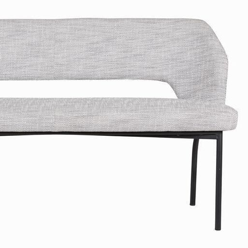 Eetkamerbank Bloom van MUST Living aan een houten eettafel in een lichte eetkamer