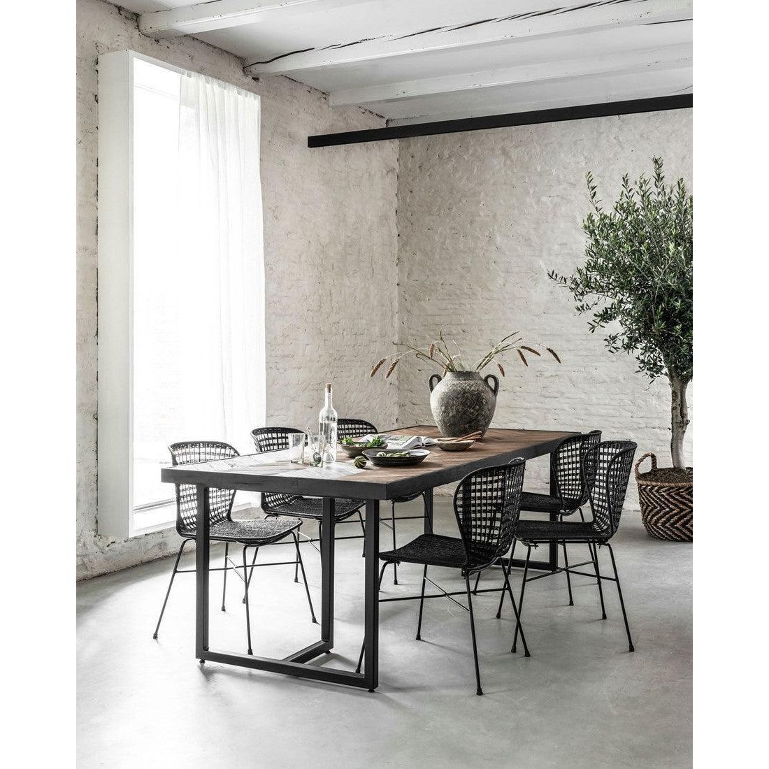 Eetkamertafel Criss Cross van DTP Home, zwart stalen onderstel in close-up