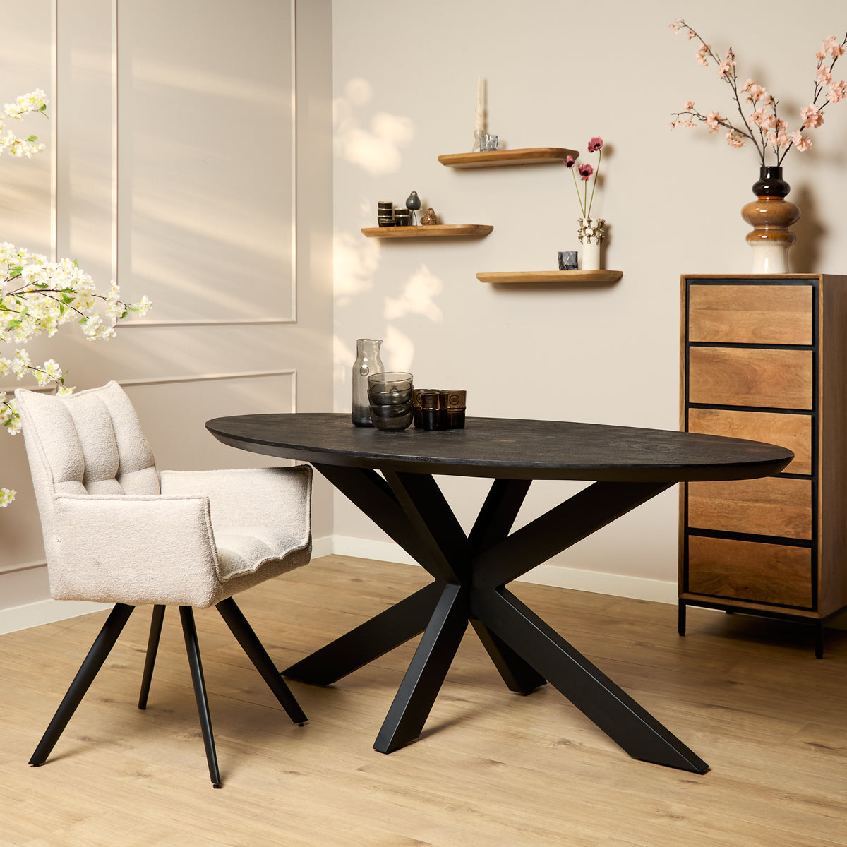 Eettafel Brandy Mangohout Zwart Ovaal 160cm van Starfurn met matrixpoot