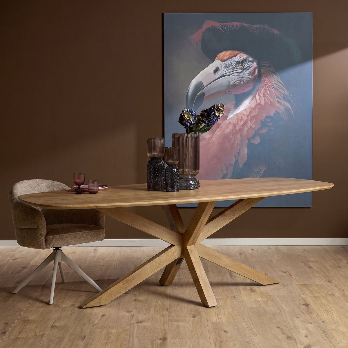 Eettafel Nina Deens Ovaal 240cm van Starfurn in een eetkamer met stoelen en kunst aan de wand